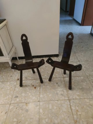 Silla antigua de madera oscura. 20 cada una