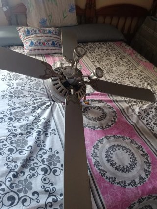Ventilador de techo con 5 aspas y luces tres luce