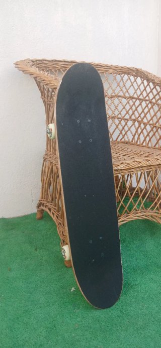 Monopatín negro con base de submarino