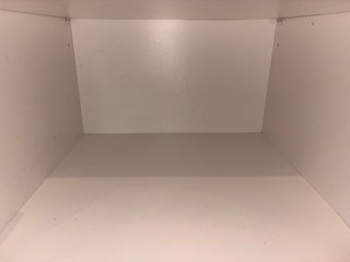 Armario pequeño puertas rojas
