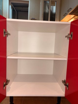 Armario pequeño puertas rojas