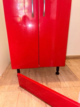 Armario pequeño puertas rojas