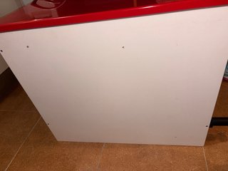Armario pequeño puertas rojas