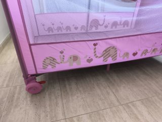 Cuna de viaje rosa con elefantes