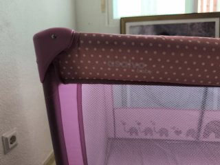 Cuna de viaje rosa con elefantes