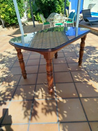 Mesa de madera maciza con tapa de cristal