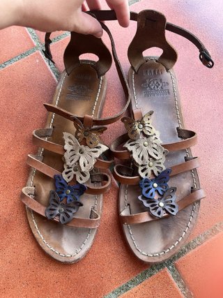 Sandalias de cuero marrón con mariposas