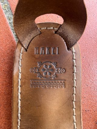 Sandalias de cuero marrón con mariposas