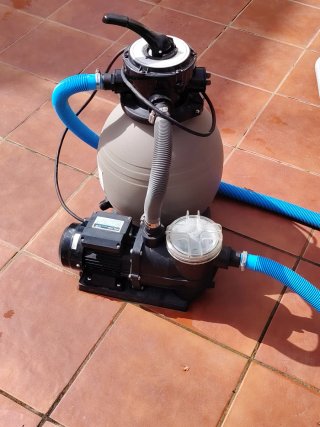 Depuradora piscina beige y negra