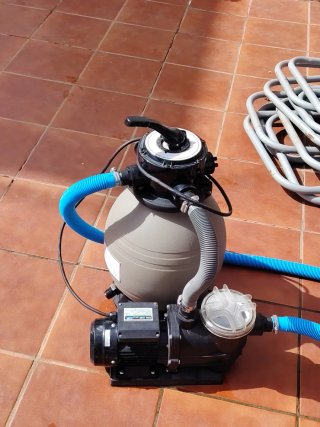 Depuradora piscina beige y negra