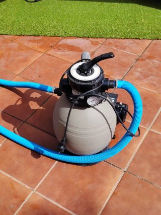 Depuradora piscina beige y negra
