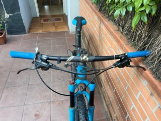 Bicicleta de montaña Cube azul