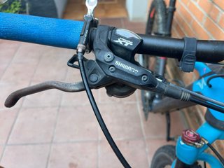 Bicicleta de montaña Cube azul