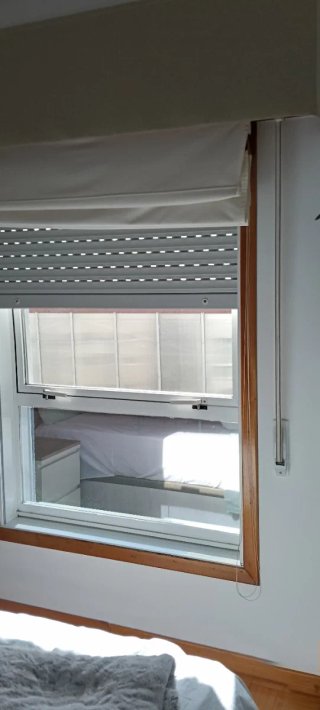 Ventanas de aluminio con persiana.