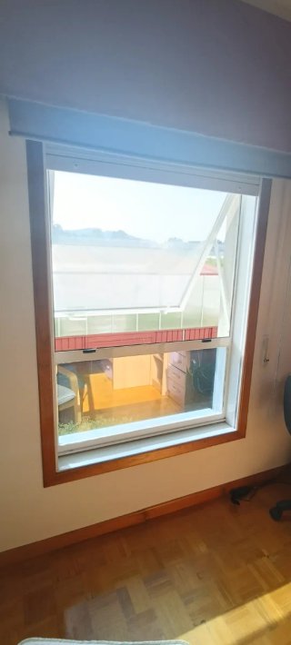 Ventanas de aluminio con persiana.