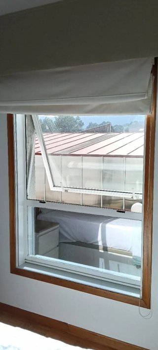 Ventanas de aluminio con persiana.