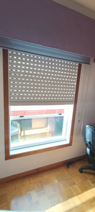Ventanas de aluminio con persiana.