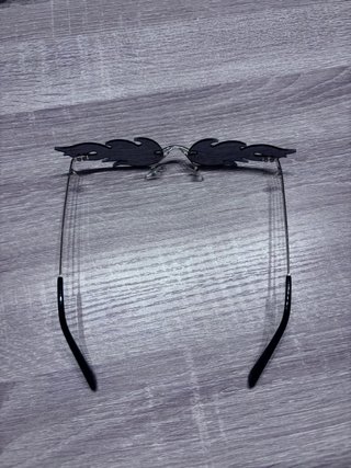 Gafas de sol llama moradas y doradas