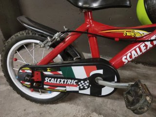 Bicicleta infantil  16 pulga Scalextric más casco