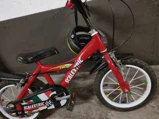 Bicicleta infantil  16 pulga Scalextric más casco