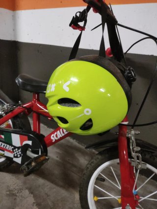 Bicicleta infantil  16 pulga Scalextric más casco