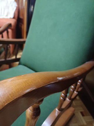 Pareja sillones clásicos de madera con tapiz verde