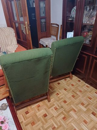 Pareja sillones clásicos de madera con tapiz verde