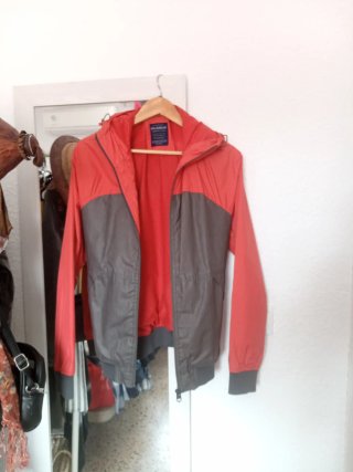 Cazadora Pull&Bear Roja y Gris Talla M
