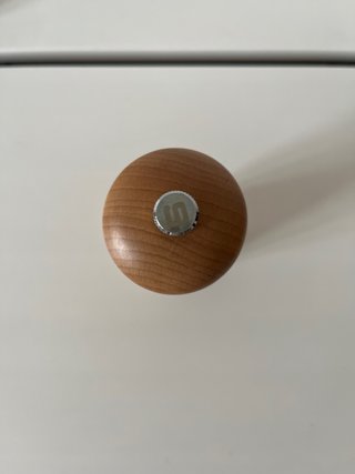 Salero de madera y metal
