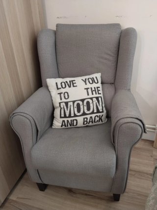 Sillón orejero gris tela