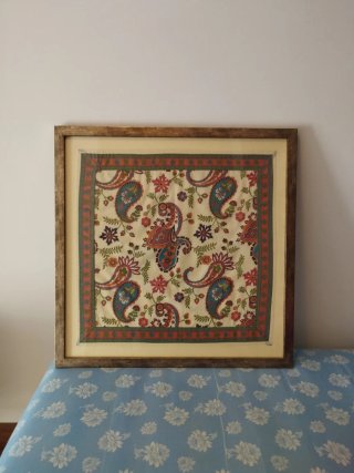 Cuadro tela estampado paisley madera.