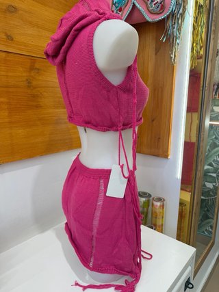 Conjunto tejido fucsia crop top y falda