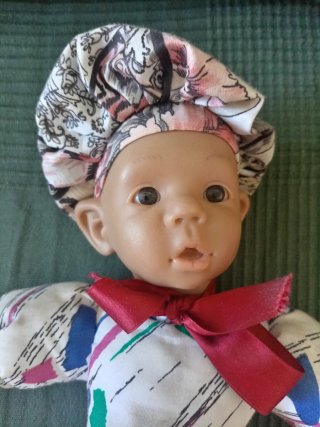 Peluche de bebé con traje colorido