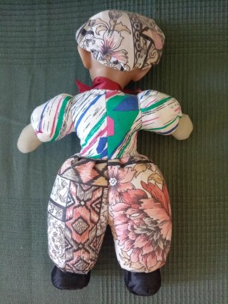 Peluche de bebé con traje colorido