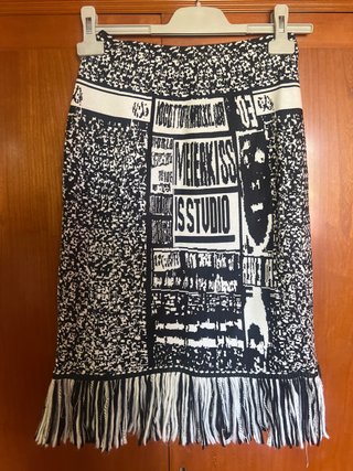 Falda midi estampada con flecos