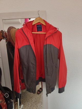 Cazadora con capucha, Pull&Bear, roja y gris