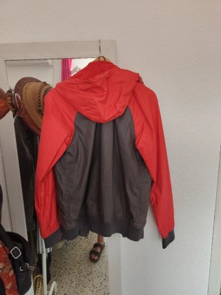 Cazadora con capucha, Pull&Bear, roja y gris