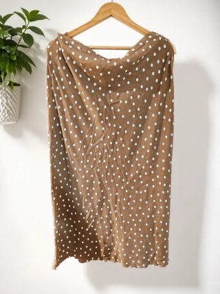 Falda midi lunares beige y blanco
