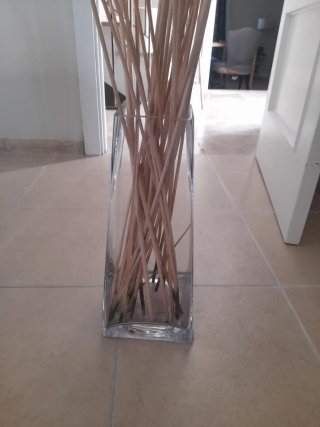 Jarrón de cristal con varillas de madera