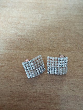 Pendientes elegantes cuadrados con perlas y brillo