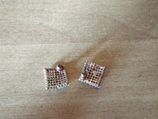 Pendientes elegantes cuadrados con perlas y brillo