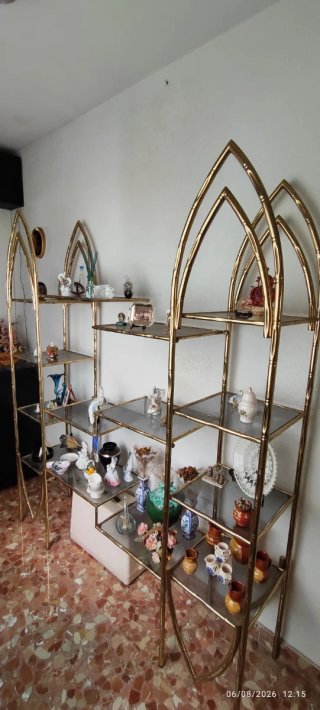 Vitrina Metálica Dorada con Estantes de Cristal