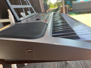 Organo multifunciones con diferentes sonidos
