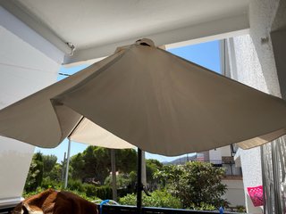 Parasol terraza beige con pie