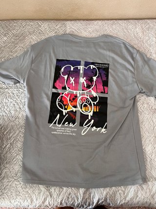Camiseta gris con estampado de oso