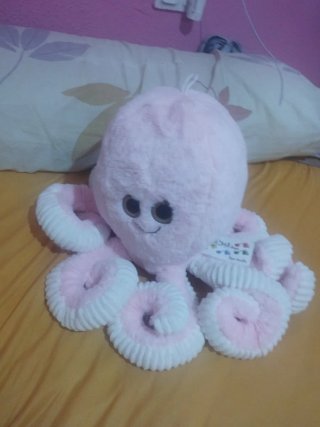 Pulpo de peluche rosa con etiqueta