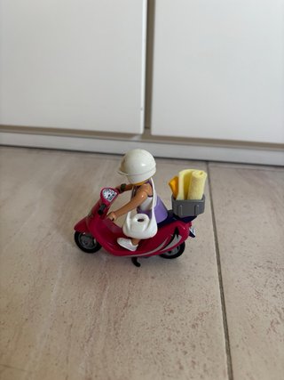 Figura chica con scooter y accesorios