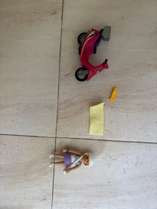 Figura chica con scooter y accesorios