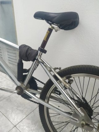 Bicicleta BMX plateada