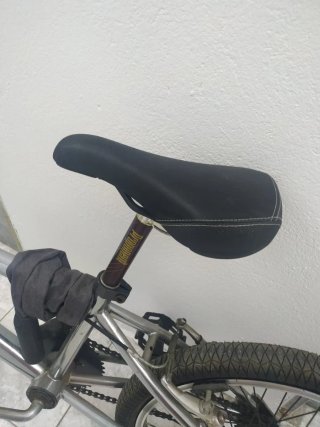 Bicicleta BMX plateada